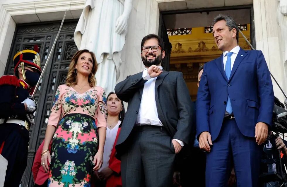 Gabriel Boric junto a Sergio Massa y Claudia Ledesma Abdala en la explanada del Congreso (Foto: Clarín)