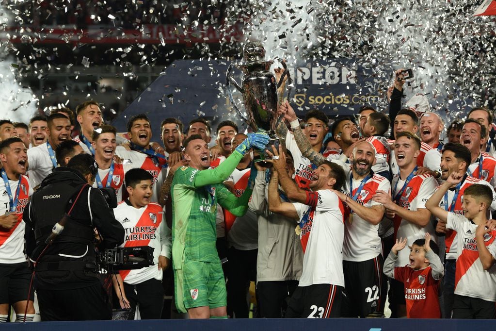 El plantel de River Plate levanta la copa del torneo de la Liga Profesional de Fútbol. Foto Prensa River Plate.