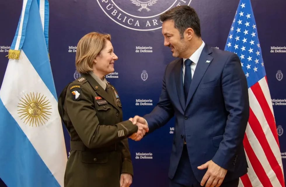 El ministro de Defensa, Luis Petri, junto a Laura Richardson, jefa del Comando Sur de Estados Unidos.