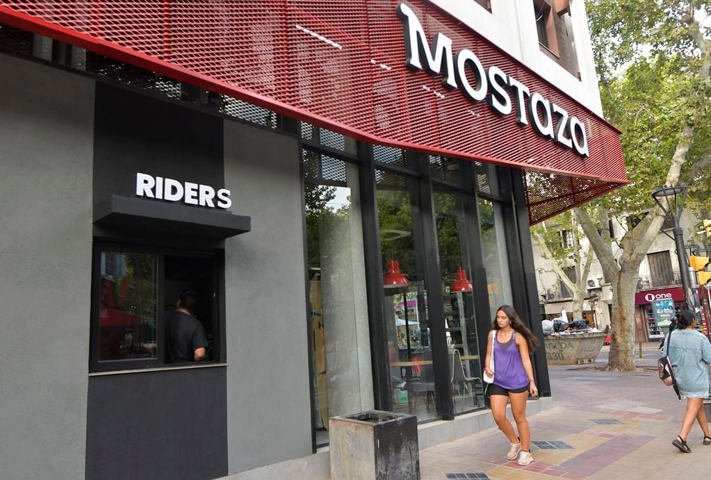 Inauguran el local de comidas Mostaza en Catamarca y avenida San Martín

Foto: Orlando Pelichotti