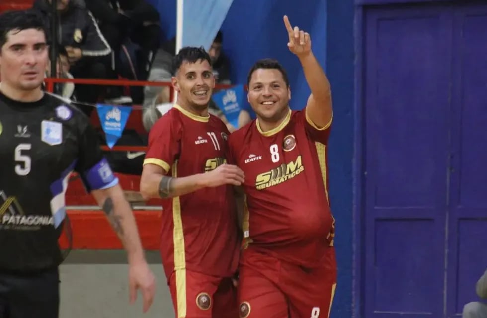 Martín Páez festeja con Nico Páez el tercer gol de Mendoza y se lo dedica a su pareja por su inminente paternidad.