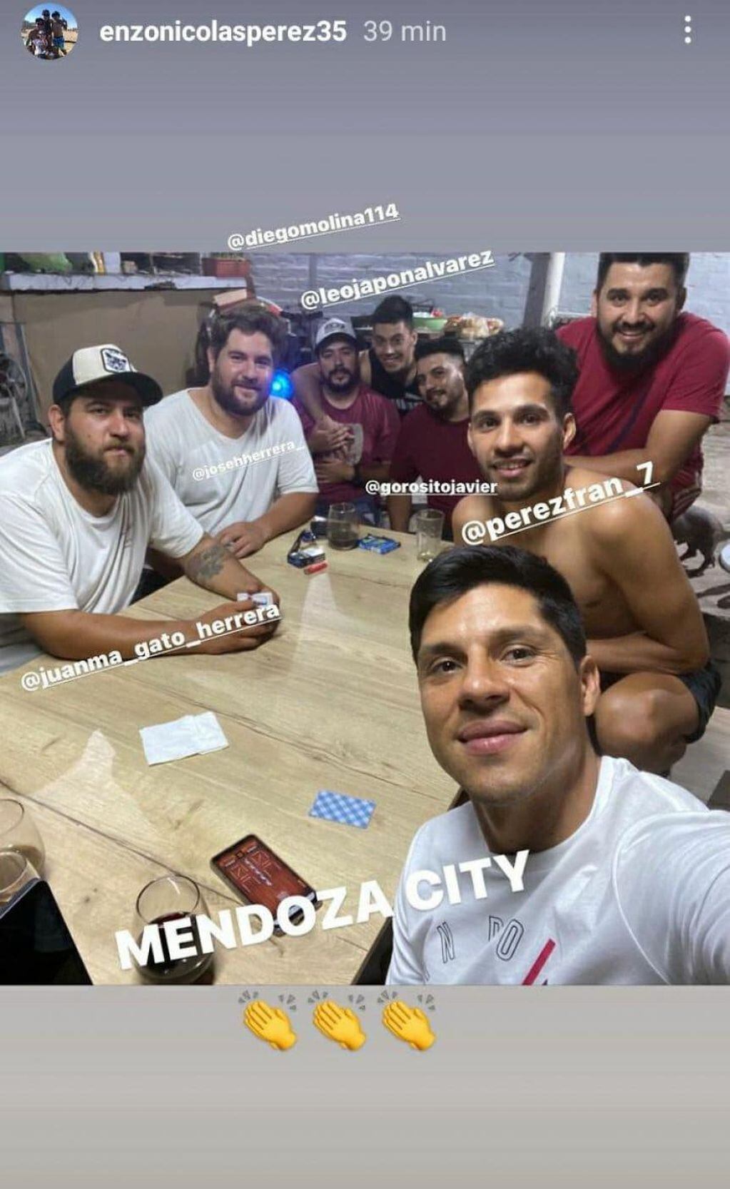 Enzo Perez junto a sus amigos mendocinos. / Gentileza.