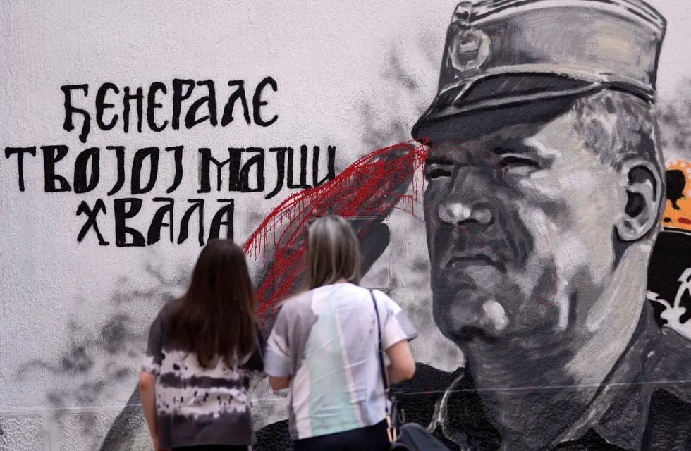 Mural en Sarajevo en honor de Ratko Mladic vandalizado con pintura roja.