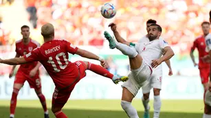 Ramsey de Gales pelea una pelota ante Irán
