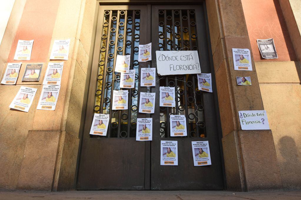 Carteles que piden por Florencia Romano en la puerta de los tribunales.