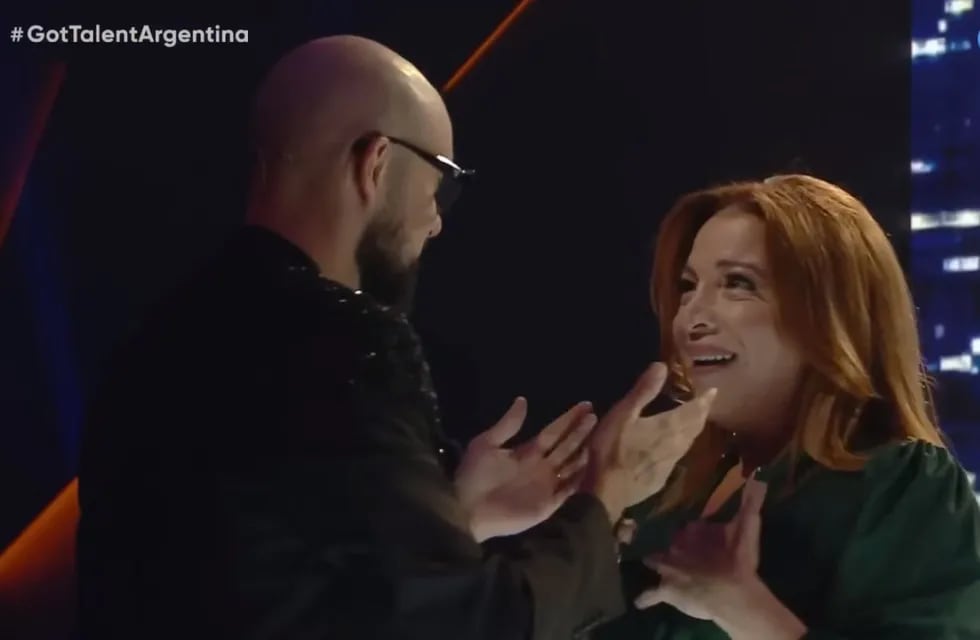 Abel Pintos le dio un romántico beso a Lizy Tagliani (Captura de pantalla)
