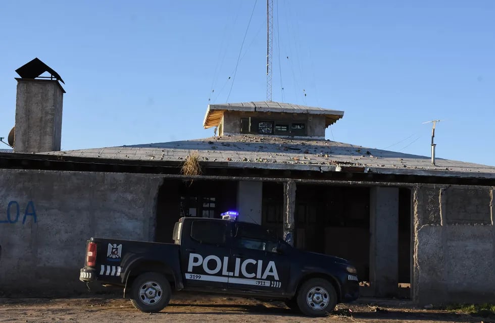 Vecinos de Algarrobo fueron a la casa de los dos hermanos detenidos y la atacaron a piedrazos. La Policía custodia el lugar.