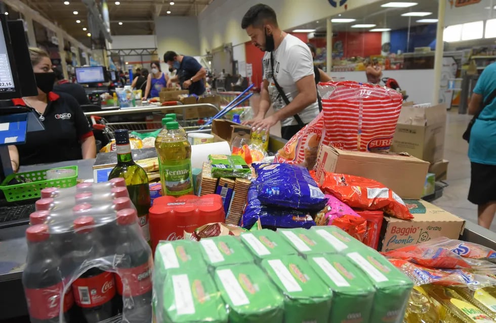 Para los argentinos, la compra de alimentos se lleva más del 40% de sus ingresos. Foto: José Gutiérrez / Los Andes