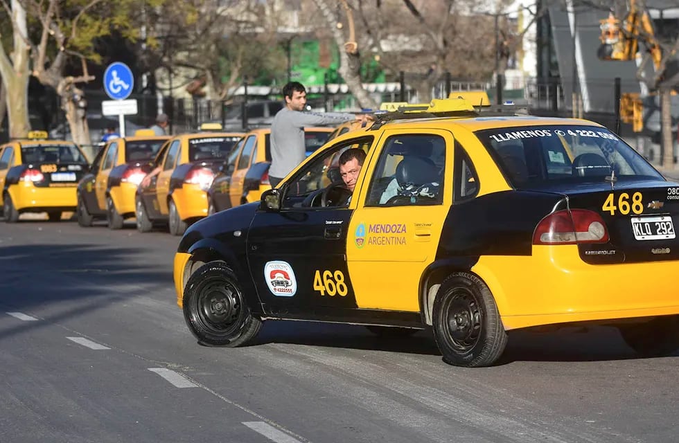Trabajadores y dueños de taxis piden una suba de la tarifa. Archivo / Los Andes