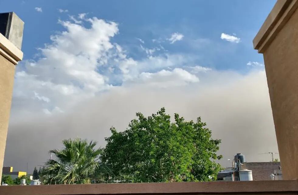 Una nube de polvo cubrió la ciudad de San Juan esta tarde. Gentileza Tiempo de San Juan.