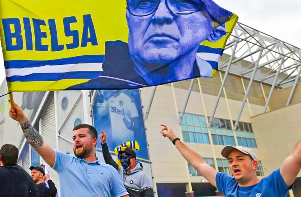 ¡Viva Bielsa! Las banderas que lucen los hinchas del Leeds United. / Gentileza.