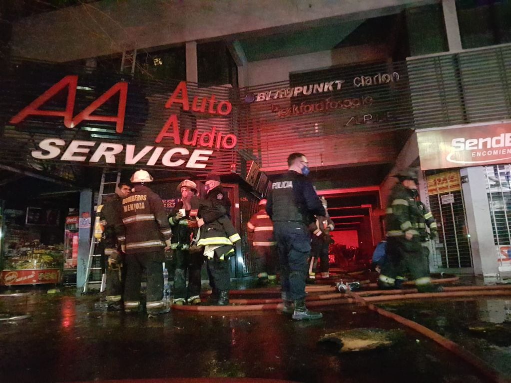 Incendio en edificio de avenida Colón, entre Mitre y Chile (Ciudad de Mendoza) - Orlando Pelichotti / Los Andes