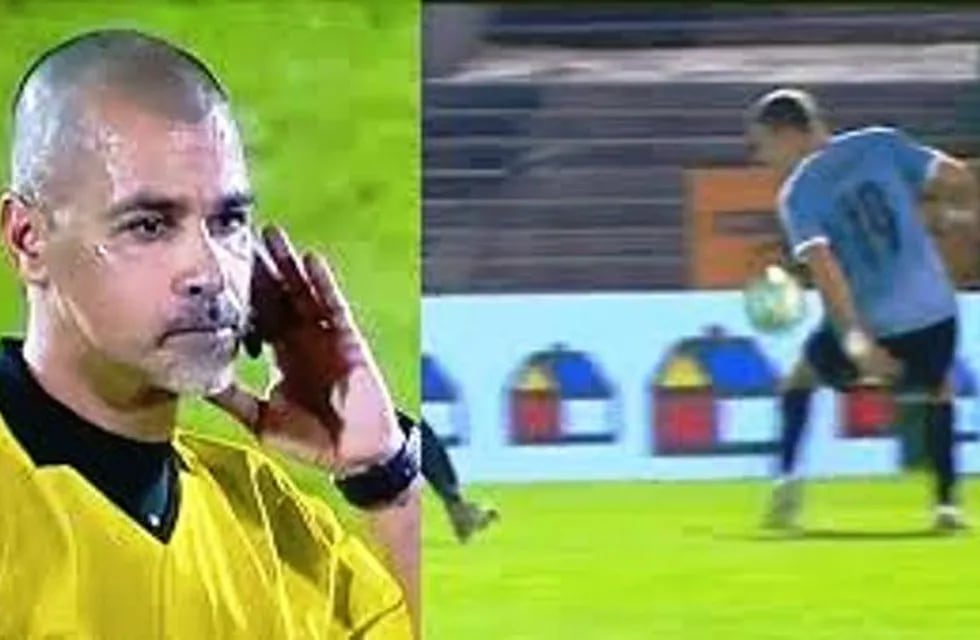 El defensor uruguayo toca la pelota con la mano y el árbitro junto al VAR no sancionar la pena máxima. / Gentileza.