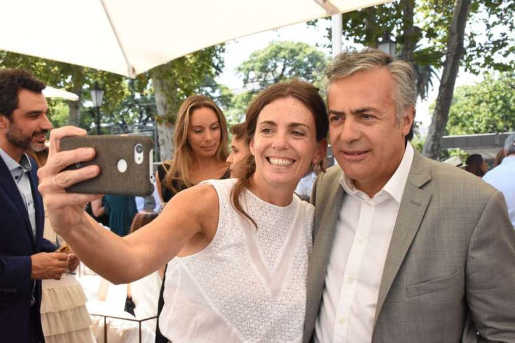 
Selfie cornejista. El ex gobernador Cornejo no estuvo en el palco, pero sí en el desayuno de Coviar. | Mariana Villa / Los Andes
   