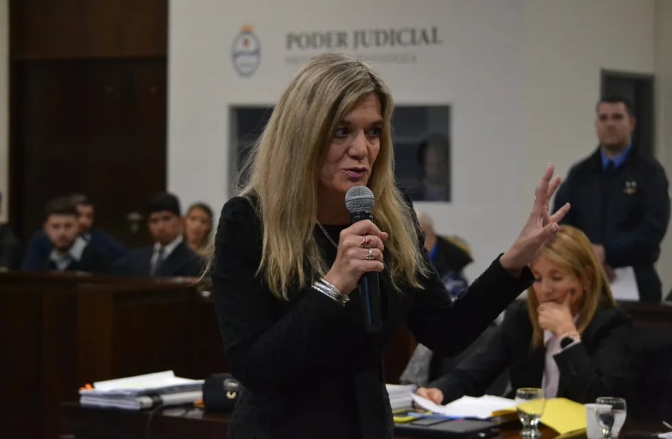 La fiscal de Homicidios Claudia Ríos, durante los alegatos del juicio por el crimen del doctor Burela.  / Gentileza Poder Judicial de Mendoza.