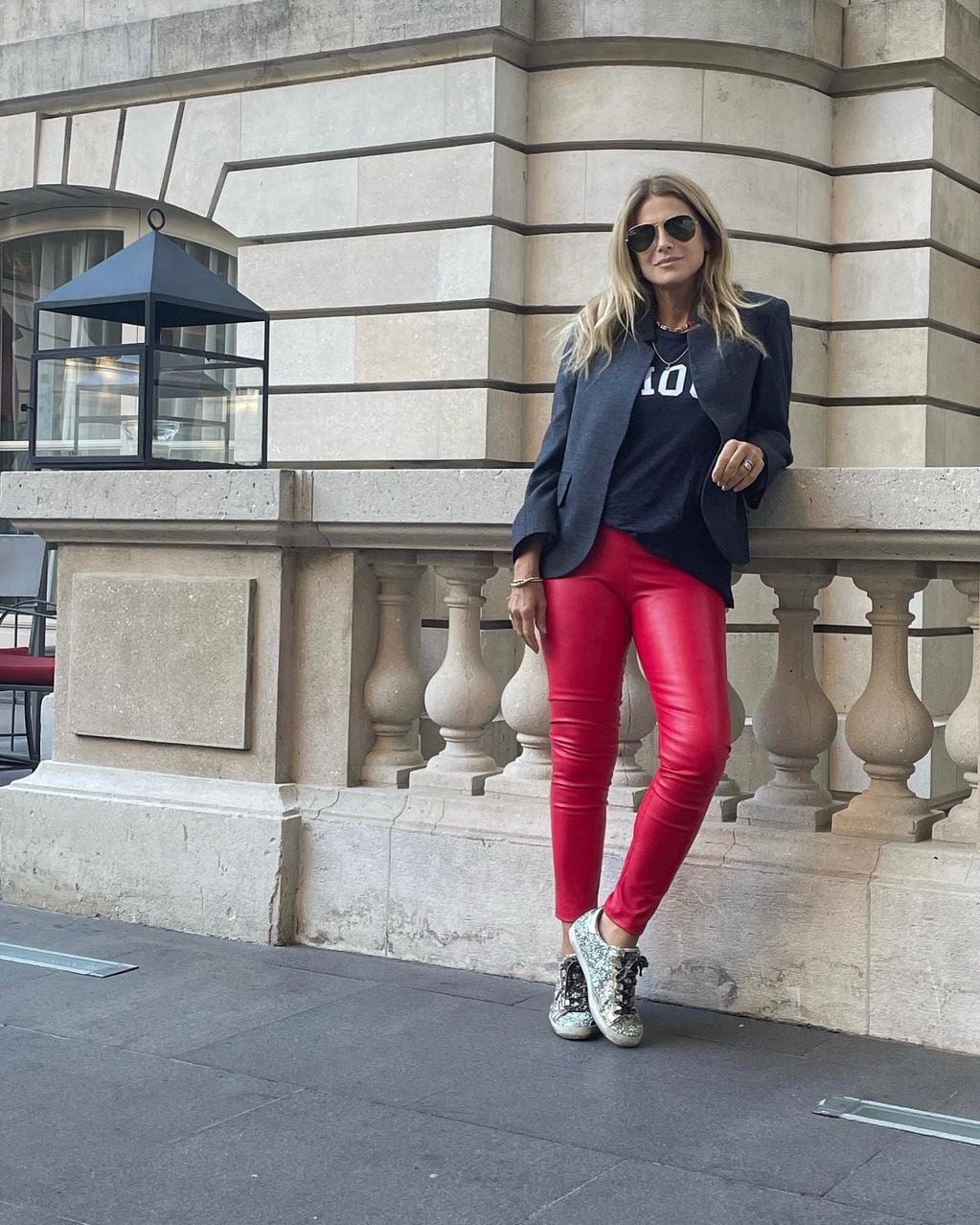 Flavia Palmiero comparte su look canchero con leggins rojos de cuero ecológico