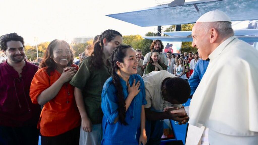 El papa Francisco junto a un grupo de los 800.000 fieles que lo fueron a ver en un evento anterior. Foto: Twitter / @pablodemendoza_