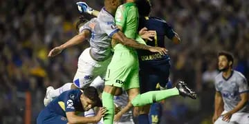 El arquero de Boca chocó con Dedé, defensor de Cruzeiro, quien vio luego de que el árbitro consultara con el VAR.