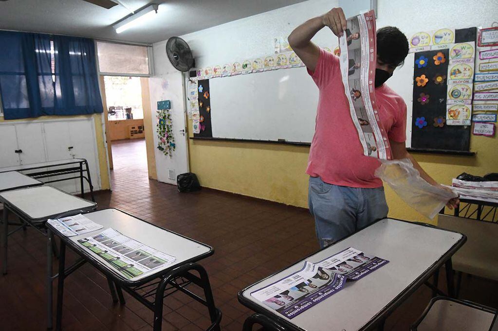En la escuela Leandro Alem de Guaymallen, comienzan a preparar el cuarto oscuro para las respectivas elecciones.
Foto José Gutierrez