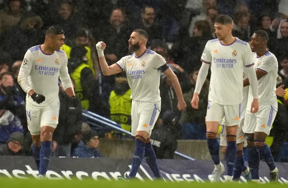 Karim Benzema marcó los tres tantos del Real Madrid frente al Chelsea. (AP)