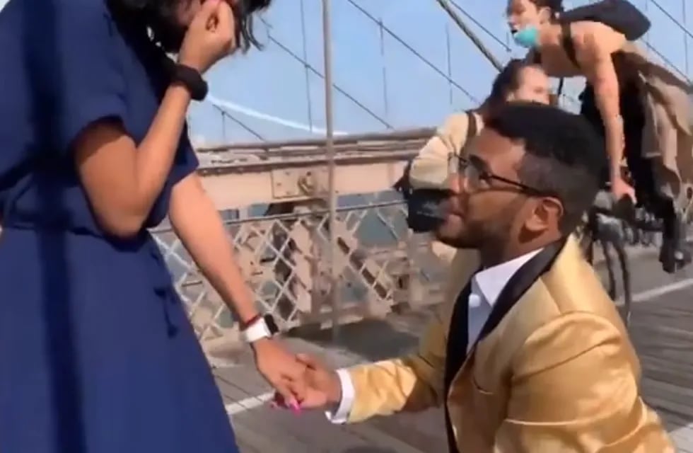 Una pareja se estaba comprometiendo sobre el puente de Brooklyn, cuando el fotógrafo fue atropellado por un ciclista.