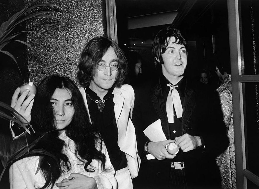 Yoko Ono junto a John Lennon y Paul McCartney