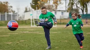 Mati, el chico que no sabe de obstáculos para disfrutar de sus dos pasiones: el fútbol y el rugby. Foto: ADOM