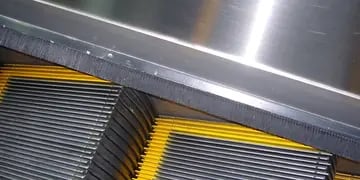 Cepillo en las escaleras mecánicas