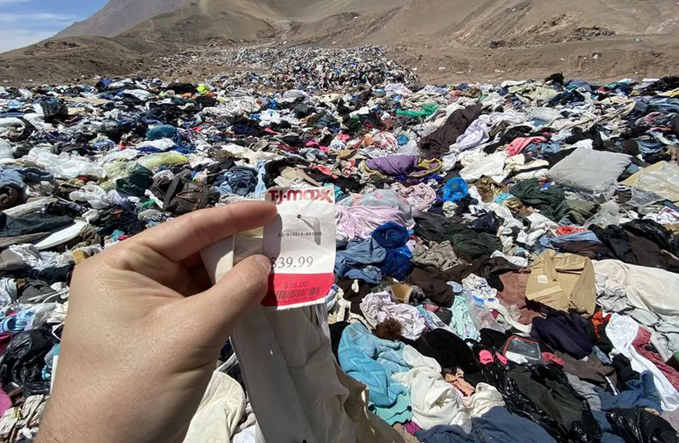 Basural de ropa sin usar en el desierto de Atacama. / Foto: Gentileza