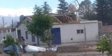 Las ráfagas de viento dejaron arboles caídos, cortes de luz y hasta una casa sin techo en Valle de Uco