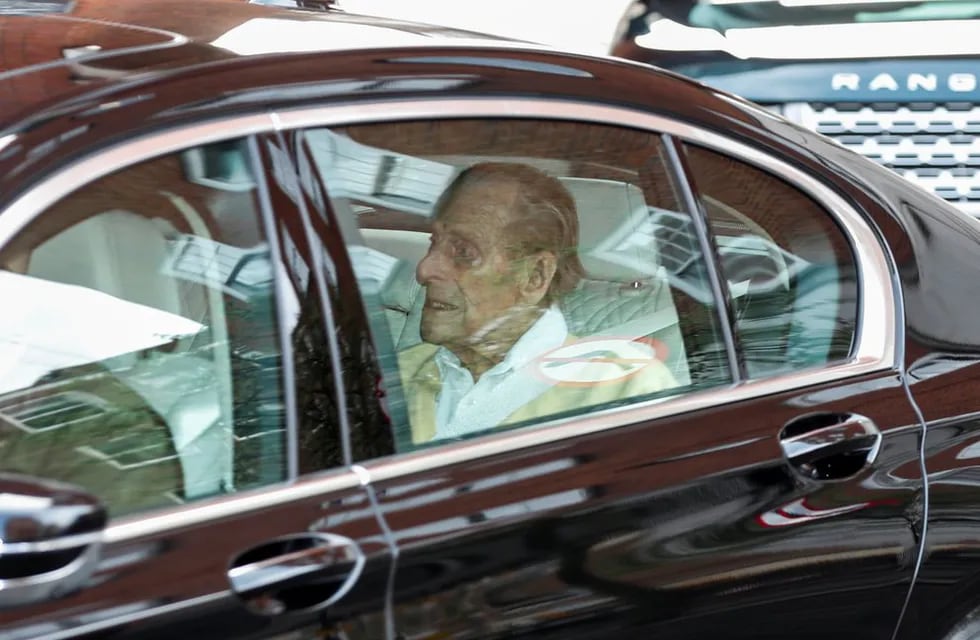 El duque Felipe de Edimburgo salió del hospital tras un mes de internación