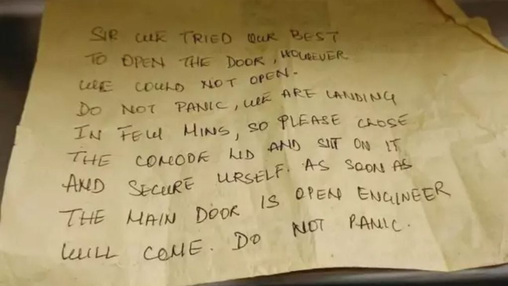 Esta es la nota que recibió el angustiado pasajero dentro dl diminuto baño