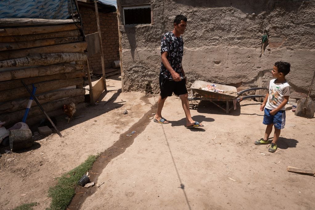Alfredo infante camina por uno de los pasillos de su vivienda y Natanael lo mira - Ignacio Blanco / Archivo Los Andes 

