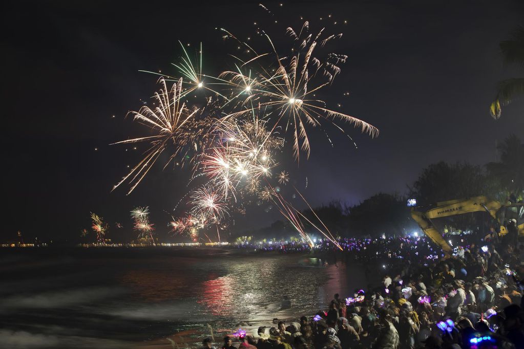 Los fuegos artificiales explotan después de la medianoche sobre la playa de Kuta durante las celebraciones de Año Nuevo en Bali, Indonesia, el 1 de enero de 2024. Foto: EFE/EPA/MADE NAGI