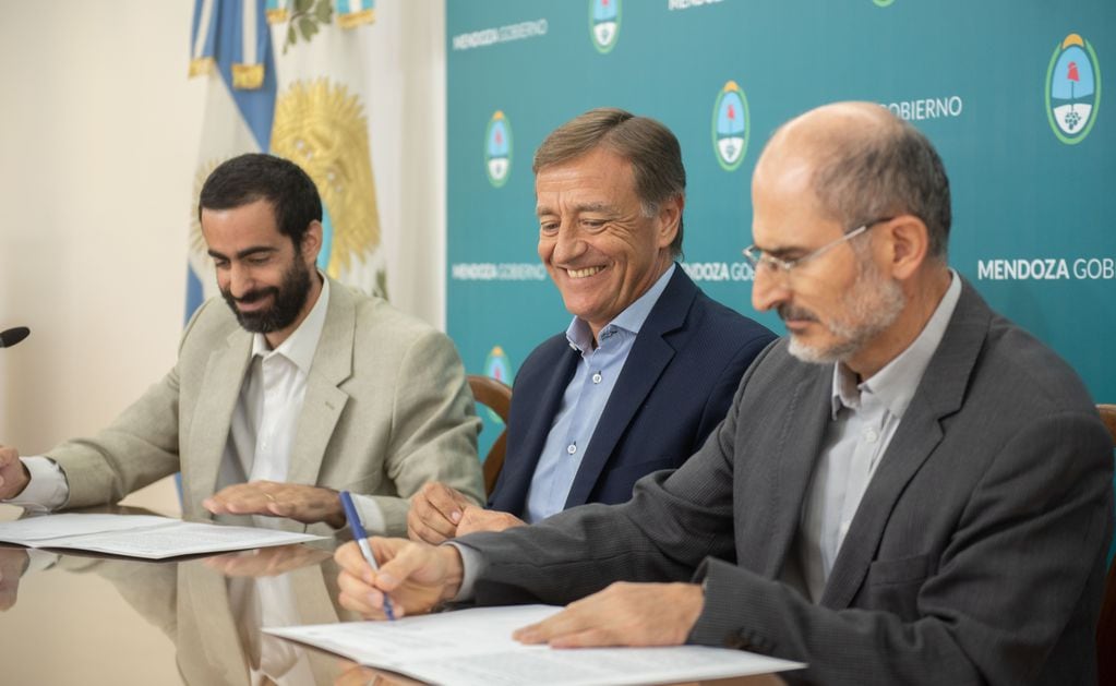 El gobernador Rodolfo Suárez durante la firma del contrato para la obra del Valle de Uco. Foto: Prensa Mendoza
