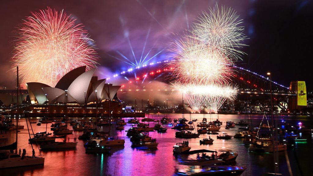 Vista de los fuegos artificiales en la ópera de Sídney para celebrar el Año Nuevo. EFE/Dan Himbrechts