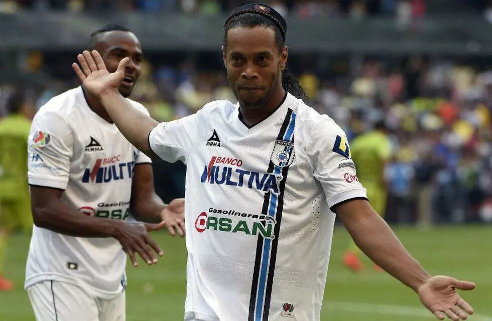 Ovacionado: Ronaldinho entró faltando 10 minutos, metió dos goles y un caño