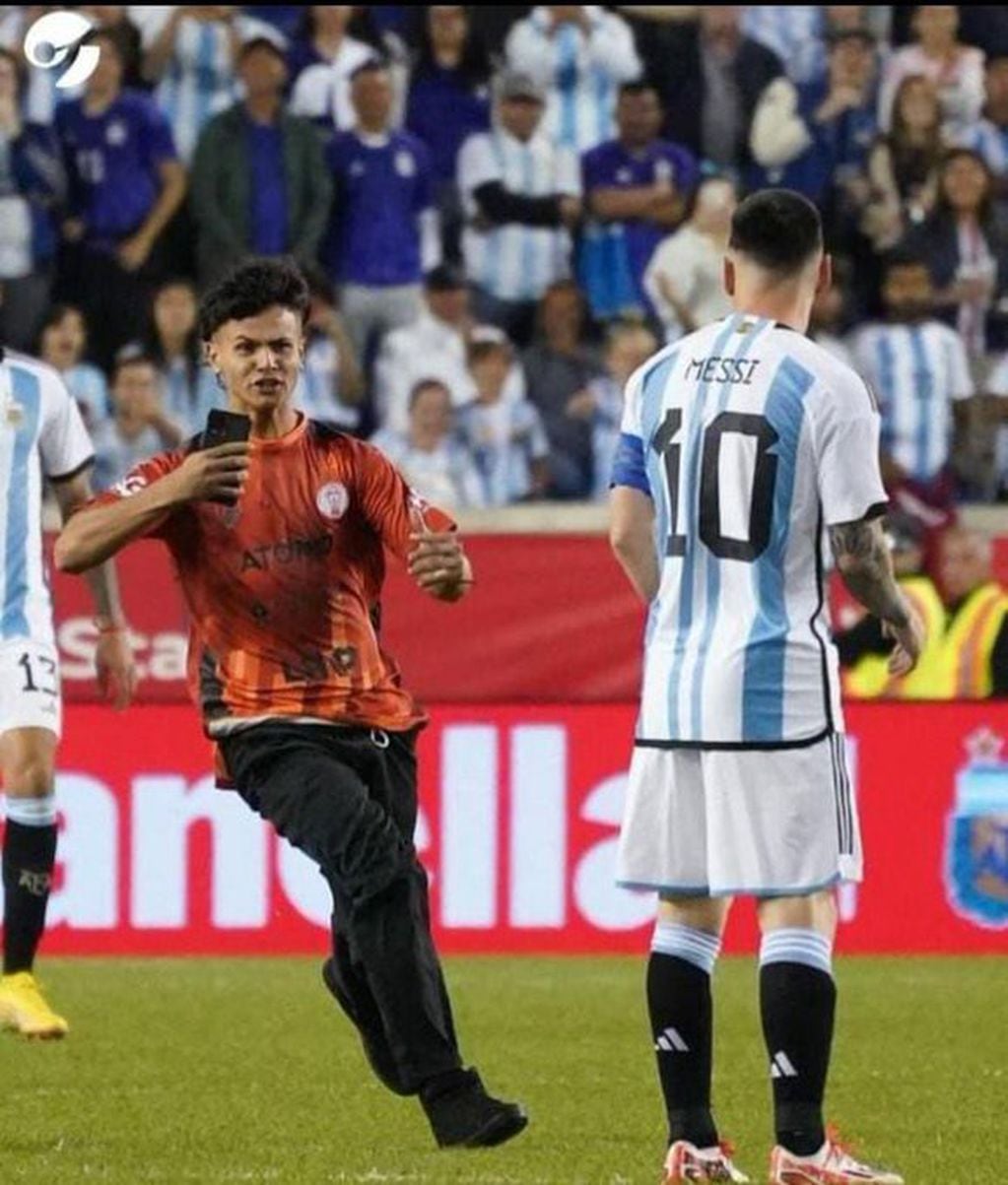 Kenneth Leiva, el hincha de Huracán Las Heras que se metió a la cancha para lograr una foto con Messi. / Twitter