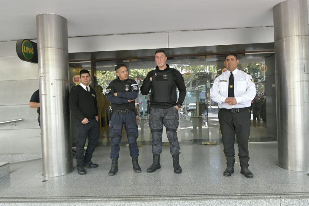 Amenaza de bomba en banco Nación del centro. Orlando Pelichotti / Los Andes