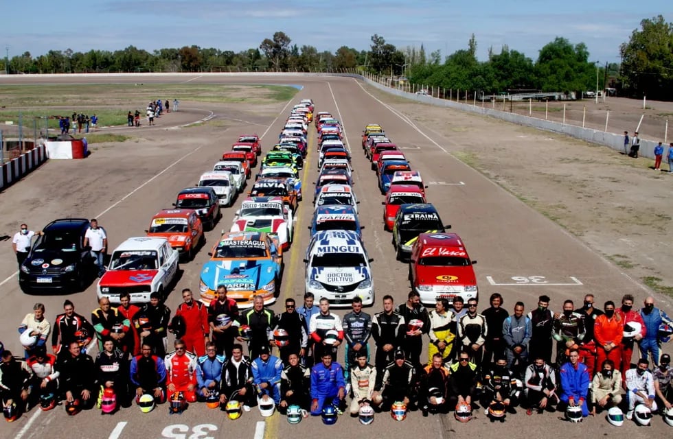 Los pilotos y sus autos en una foto histórica de lo que fue la 71° del Gran Premio Vendimia en el Pena de San Martín.