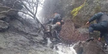 Una policía rescató a un niño con autismo que estaba al borde de una cascada