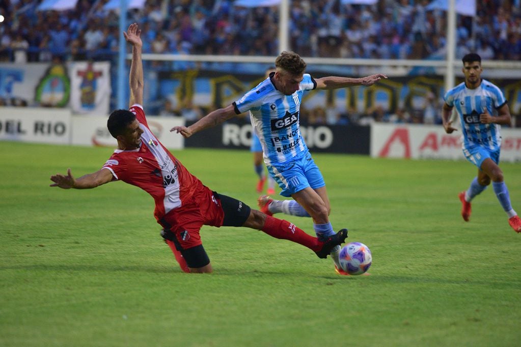 Fútbol Primera Nacional Racing le ganó por 1 a 0 a Dep Maipú de Mendoza ( Ramiro Pereyra / La Voz)