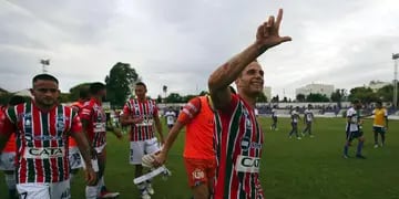 Un agónico tanto de Gastón González, en el tercer minuto de adición, le dio una festejada victoria a Independiente Rivadavia, que sueña. 