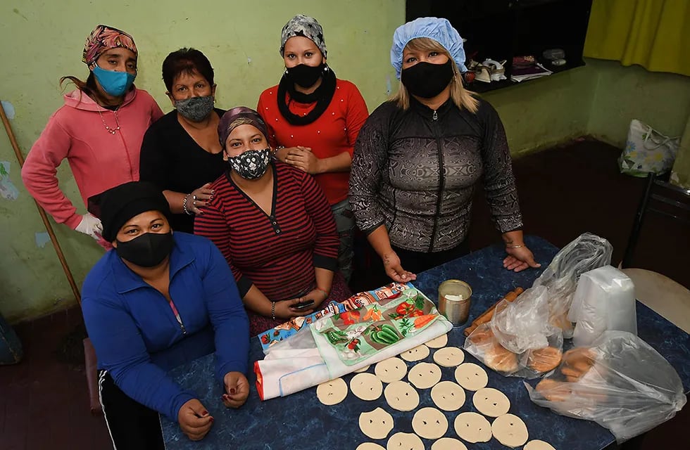 Noelia Poblete, a la derecha, junto a otras mamás del barrio preparan sopaipillas para la media tarde. / Foto: José Gutiérrez