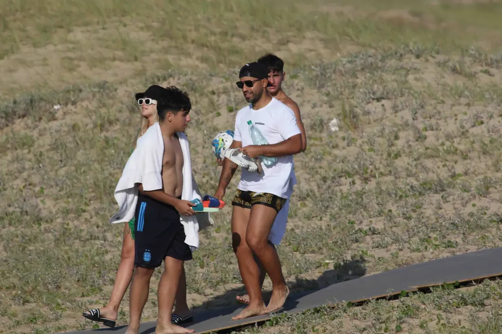 Sergio Agüero vacacionó con su novia e hijo en Punta del Este y sorprendieron con sus atuendos.