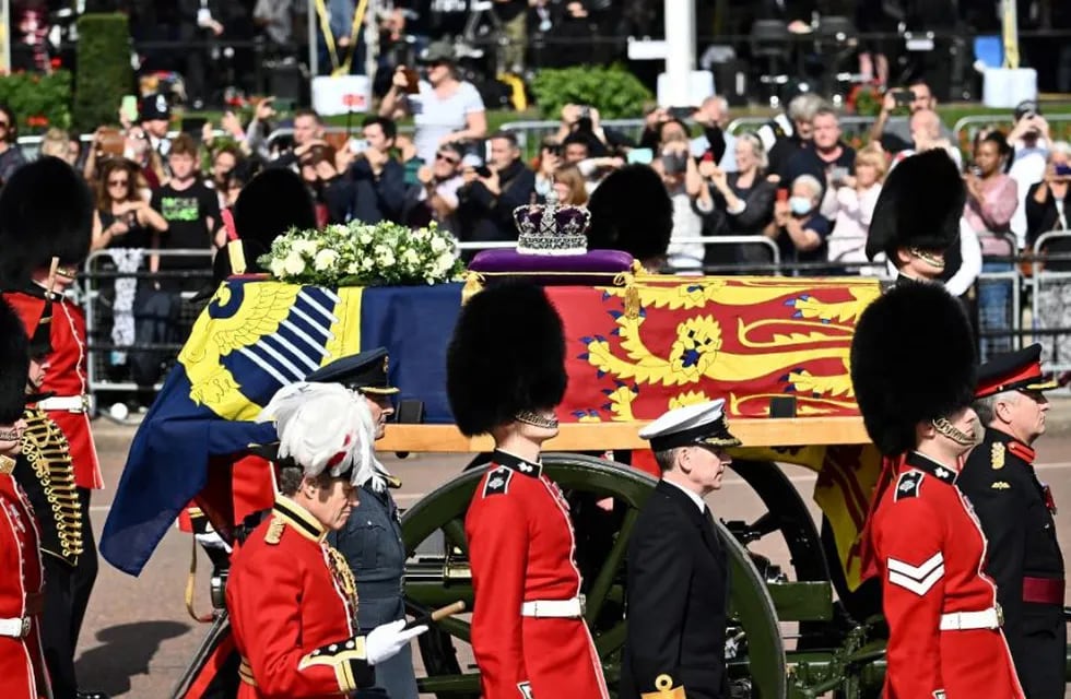 Falleció uno de los soldados que escoltó el feretro de la reina Isabel II