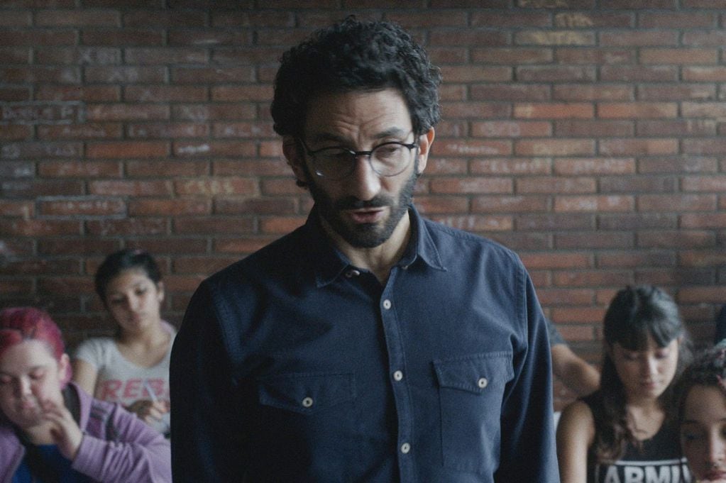 Juan Minujín hace de Lucio en "El Suplente" (Captura de pantalla).