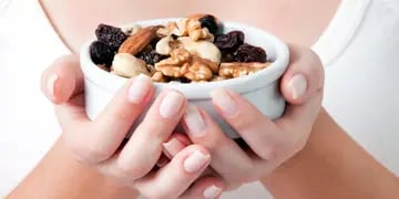 La regulada alimentación semanal de nueces, almendras, semillas de sésamo, avellanas y más, nos reduce el riesgos cardíacos. 
