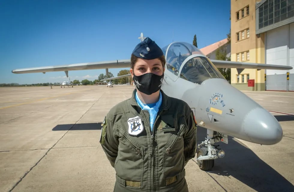 Sofía Vier, a quien algunos llaman "la Capitana Marvel", recibió en la IV Brigada Aérea su diploma de piloto de combate.