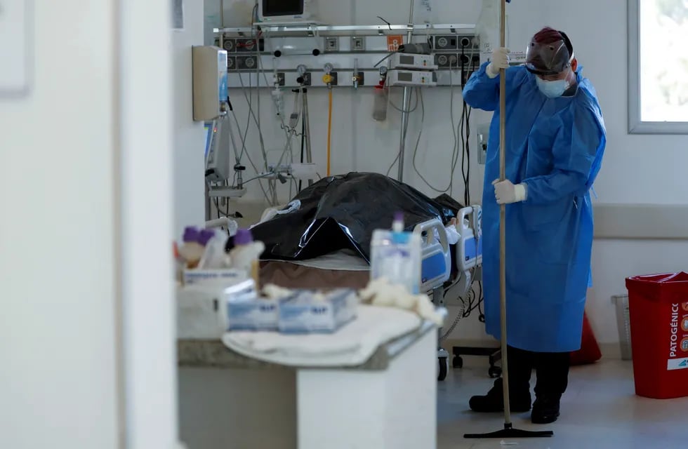 Un trabajador de un hospital de Buenos Aires trabaja para aislar el cuerpo de una persona que murió de Covid-19.